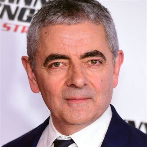 Rowan Atkinson csecsemővel luxusházban