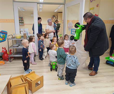 Szivárvány Bölcsőde színes játszóudvara