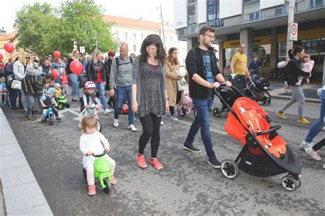 Szombathelyi kisgyerek kismotorral