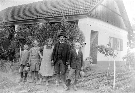 Magyar paraszti család anya és gyermek