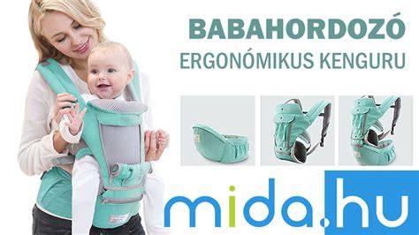 Szülő babát hordoz ergonomikus hordozóban