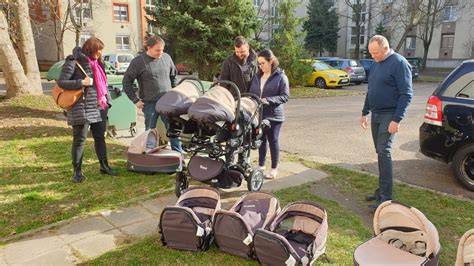 Hármas ikrek számára kialakított babakocsi